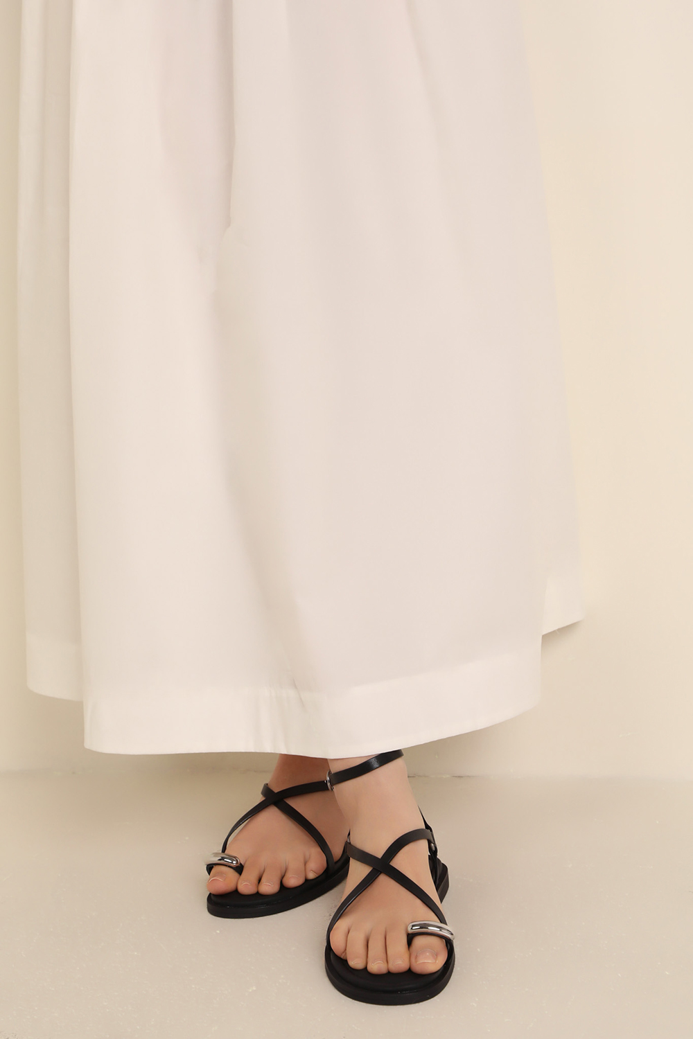 תמונת כל הלוק של סנדלים